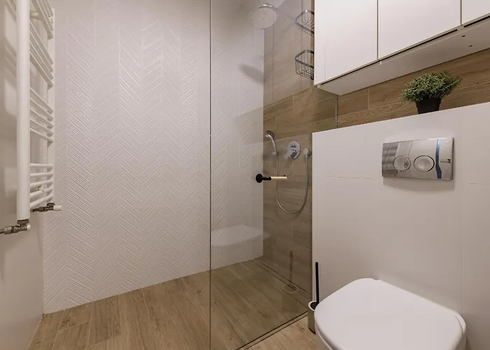 The Grey Nest, Free Private Parking Apartman *